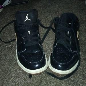 Air Jordan 1 Low GS (metallic gold)